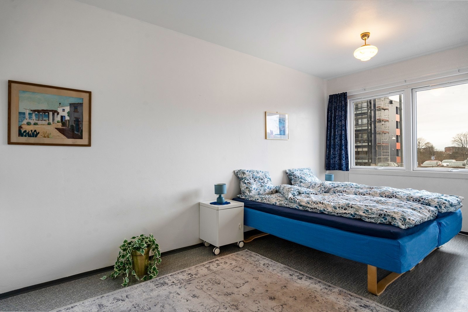 To gode soverom hvorav begge er innredet med plasbygd garderobeskap - hovedsoverom Galleribilde