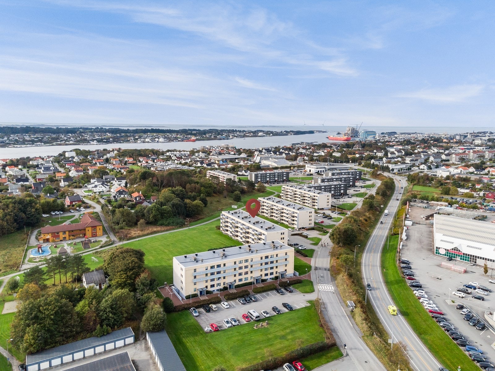 På sommerstid....Borettslagets fasade er nå under renovering Galleribilde