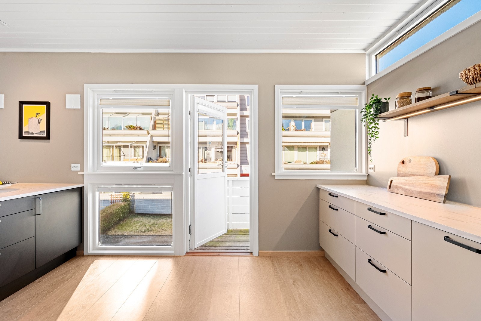 Utgang til nordvendt balkong fra kjøkkenet. Galleribilde