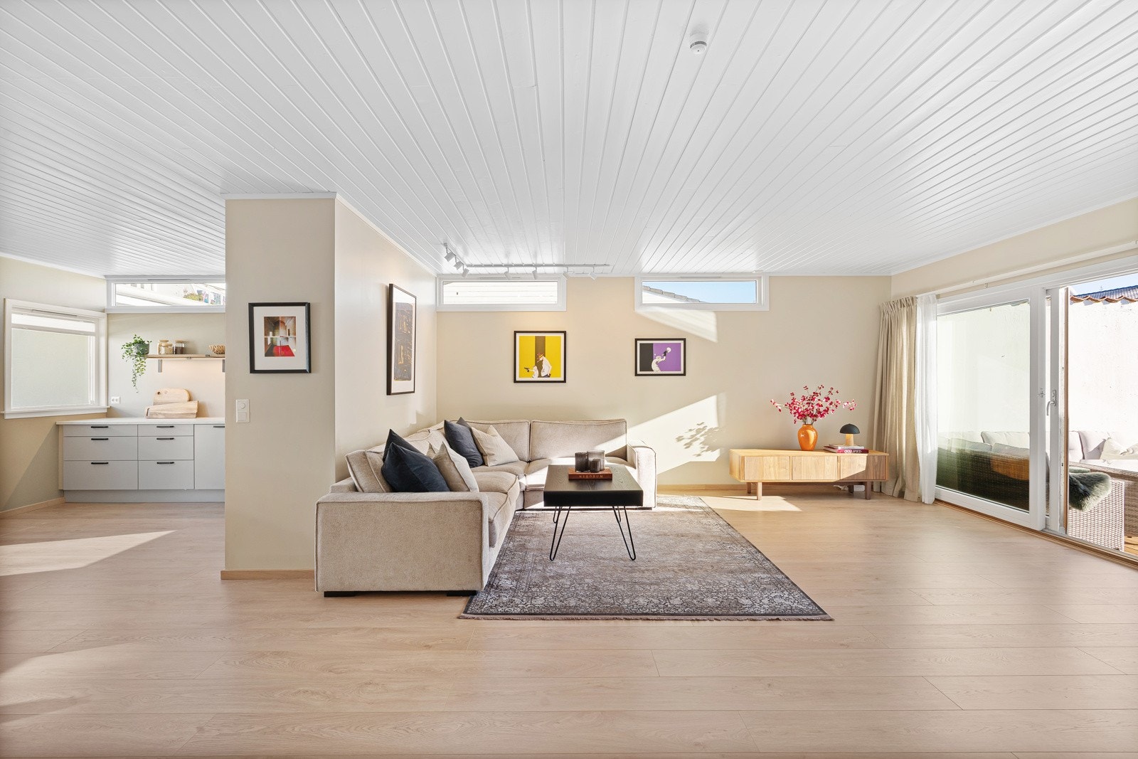 Velkommen inn - Boligen ble i 2023 oppgradert med pene, tidsriktige gulv og overflater, nytt kjøkken og nytt bad/wc. Galleribilde