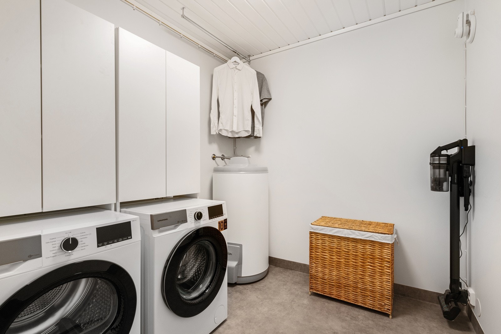 Praktisk og funksjonelt vaskerom. Varmtvannsbereder på 200 liter fra 2023. Galleribilde