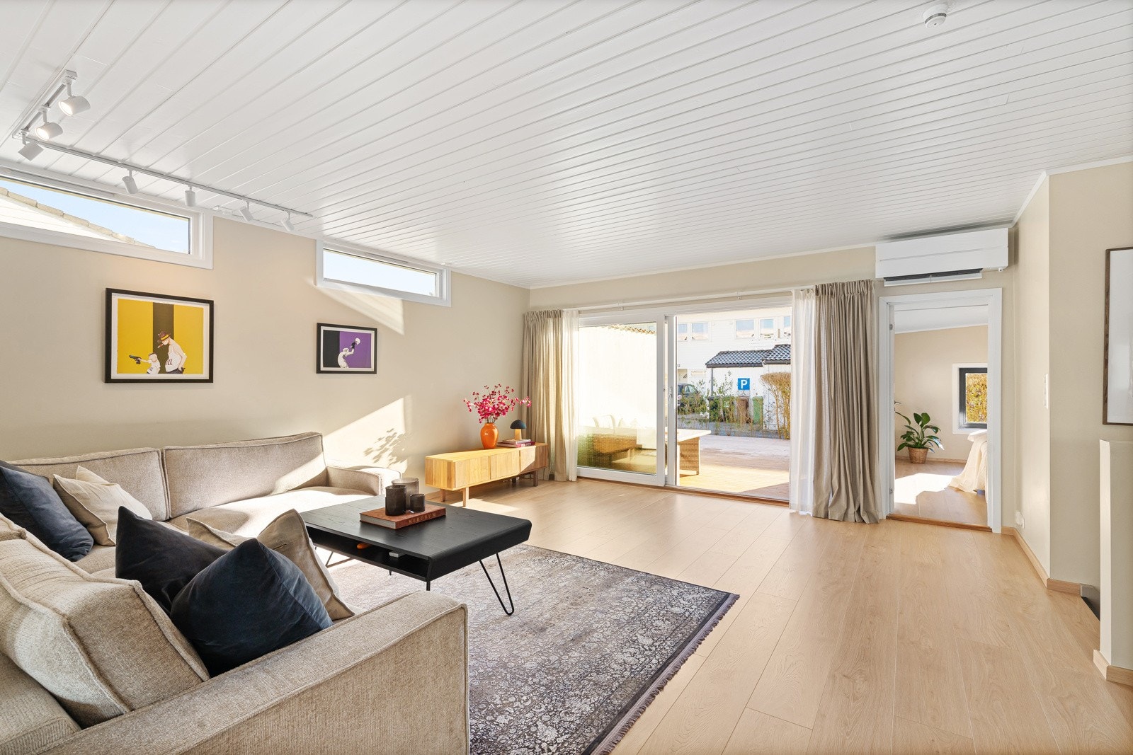 Boligens hovedetasje inneholder stue/kjøkken i åpen løsning, innredet rom (ikke byggemeldt/godkjent) samt utgang til solrik, sørvendt terrasse. Galleribilde