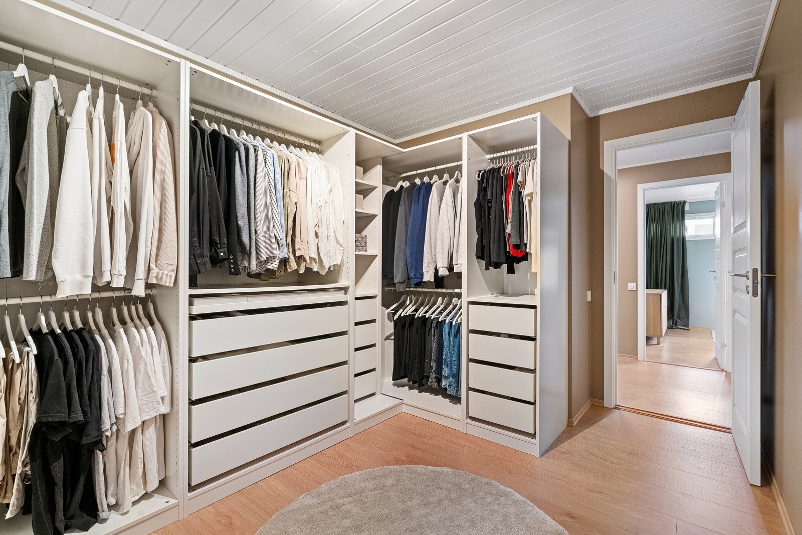 Godt utnyttet garderoberom. Galleribilde