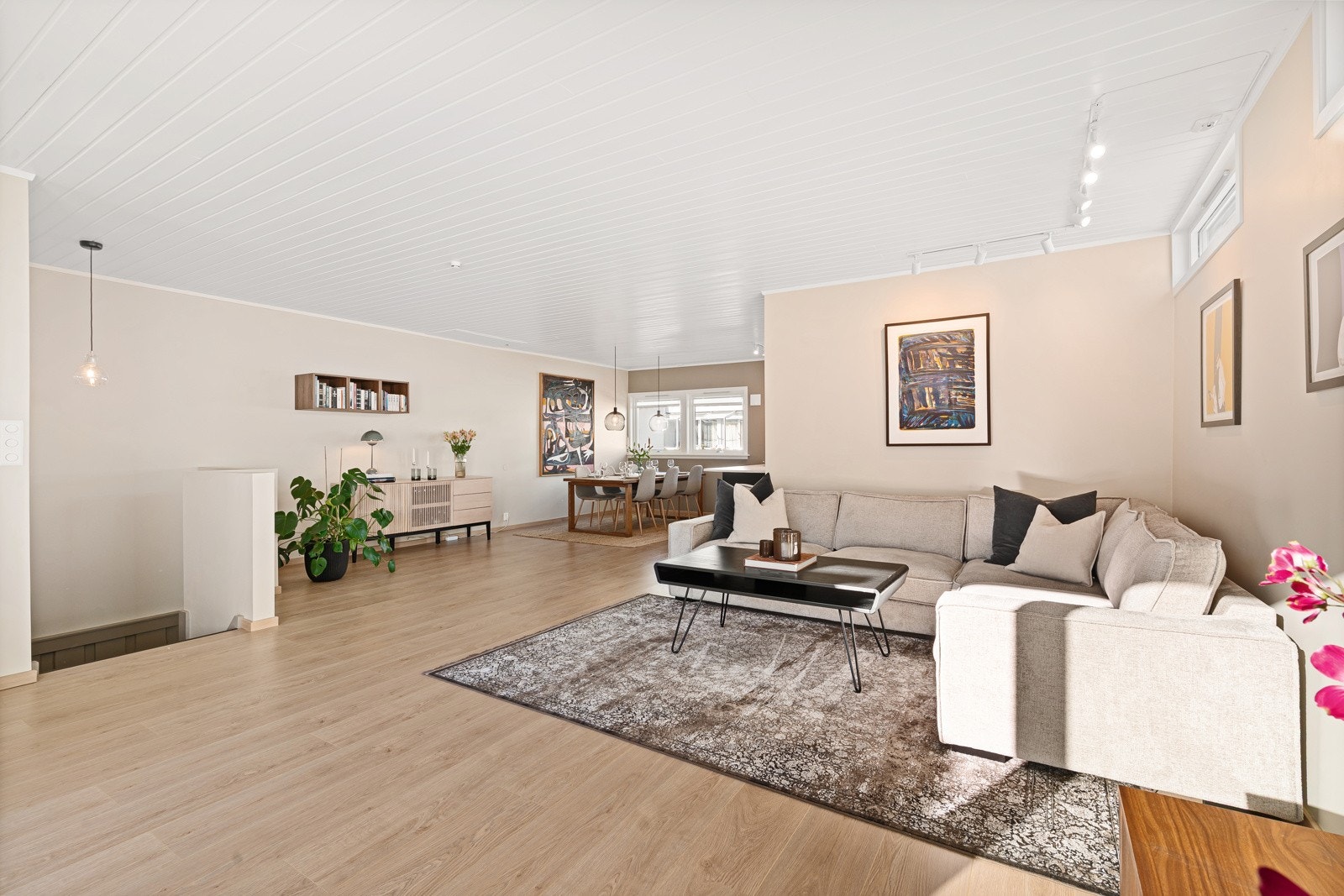 Boligen fremstår som svært gjennomført - her kan du flytte rett inn! Galleribilde