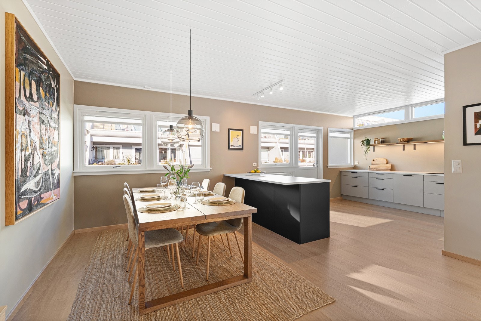 Store vindusflater kombinert med luftig takhøyde på 2,55m i stue/kjøken skaper en lun og god atmosfære. Galleribilde