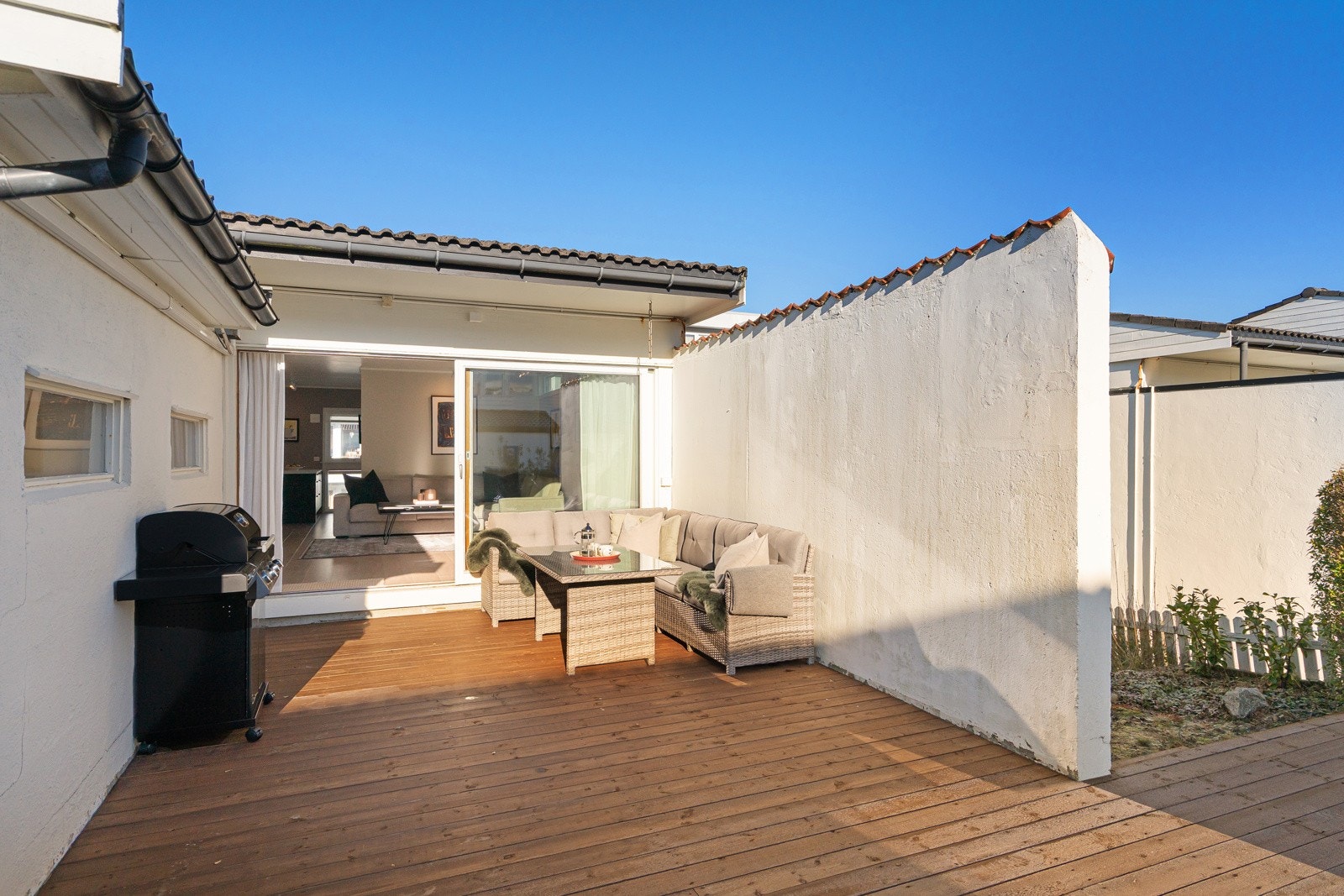 Solrik, sørvendt terrasse med gode møbleringsmuligheter. Galleribilde