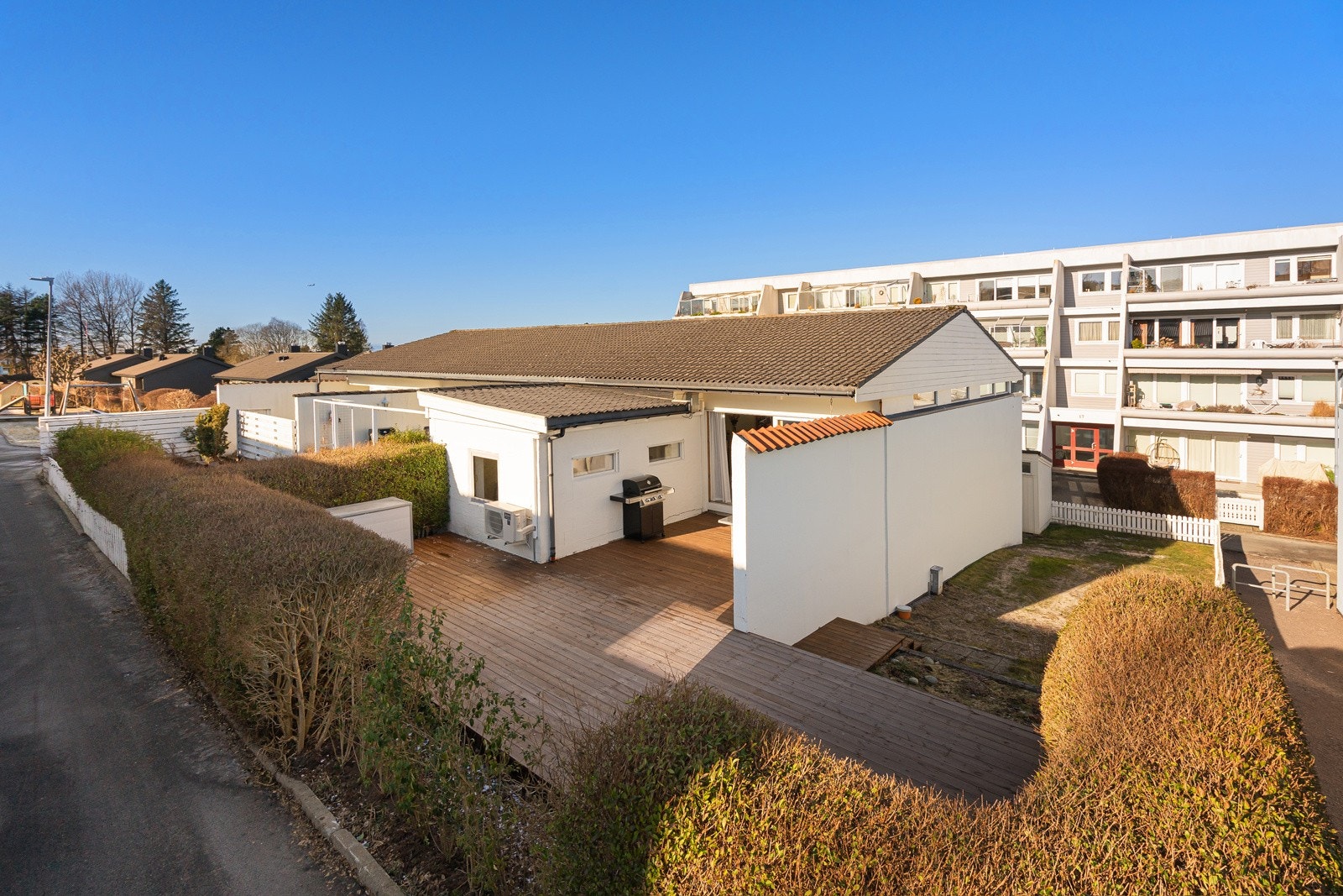 Pent opparbeidet eiendom med stor, solrik terrasse og hage. Galleribilde