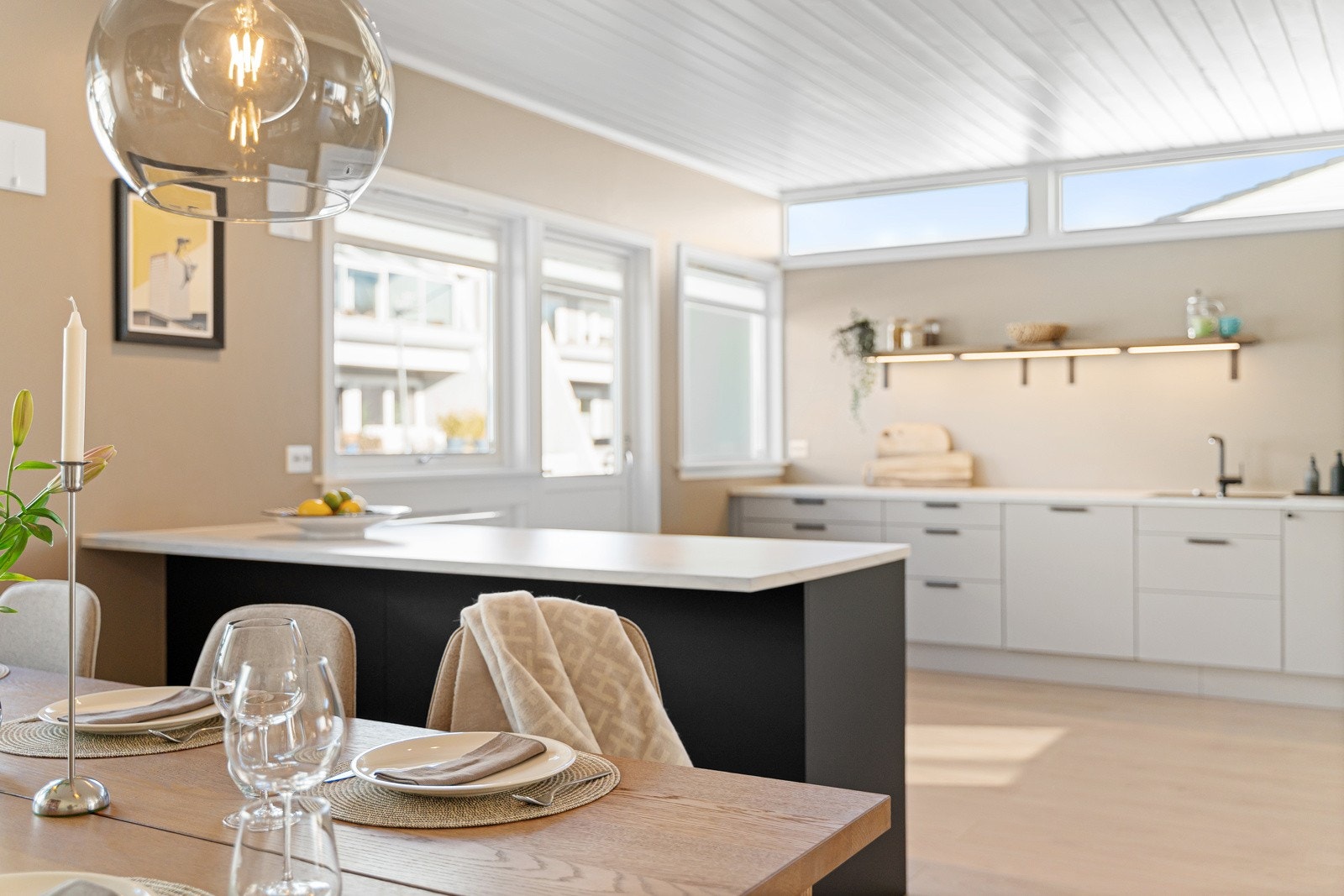 Åpent og sosialt mellom spisegruppen og kjøkkenet. Galleribilde