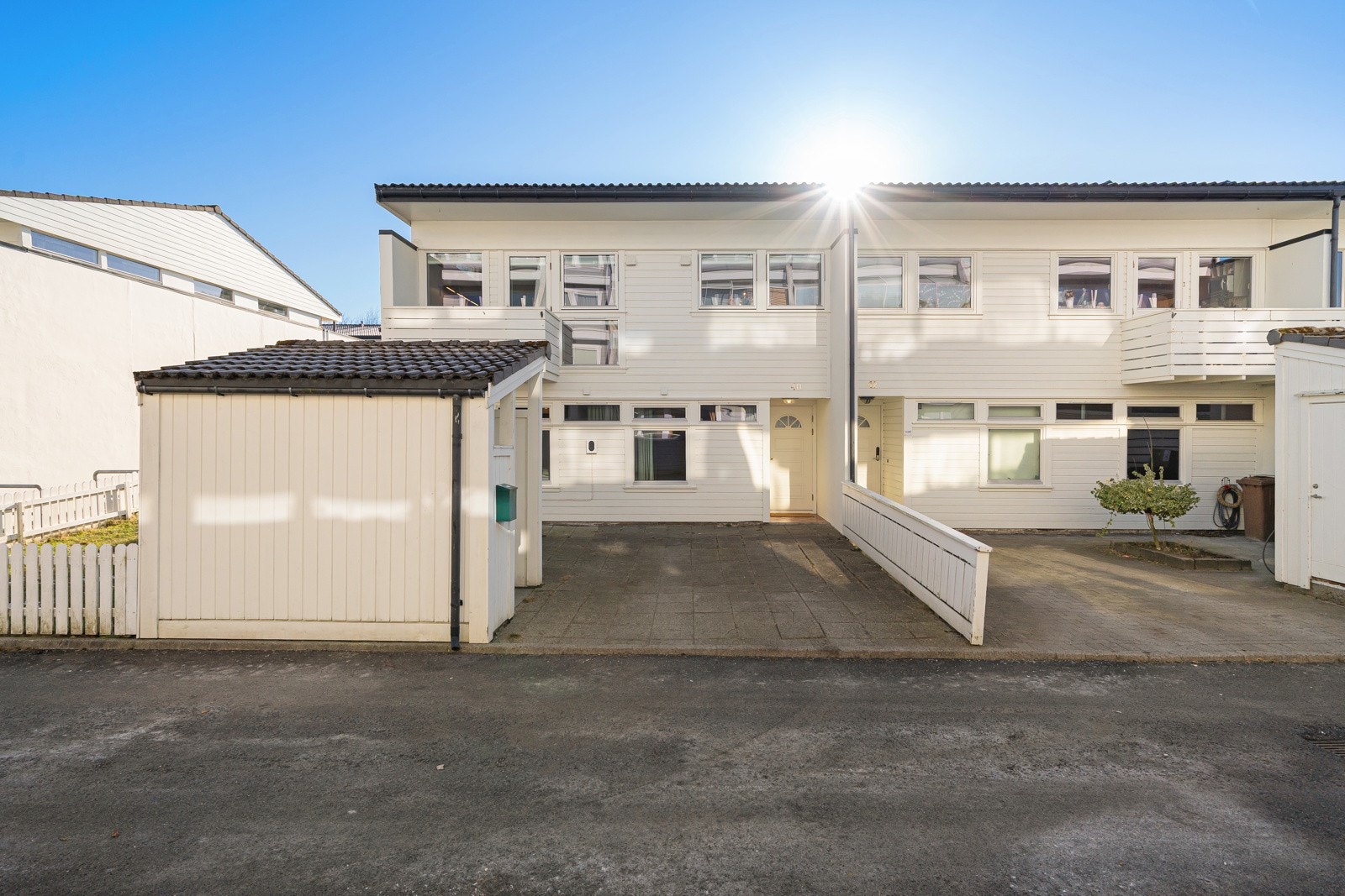 Boligen har en attraktiv beliggenhet i et rolig, sentralt og barnevennlig område. Utvendig redskapsbod. Galleribilde