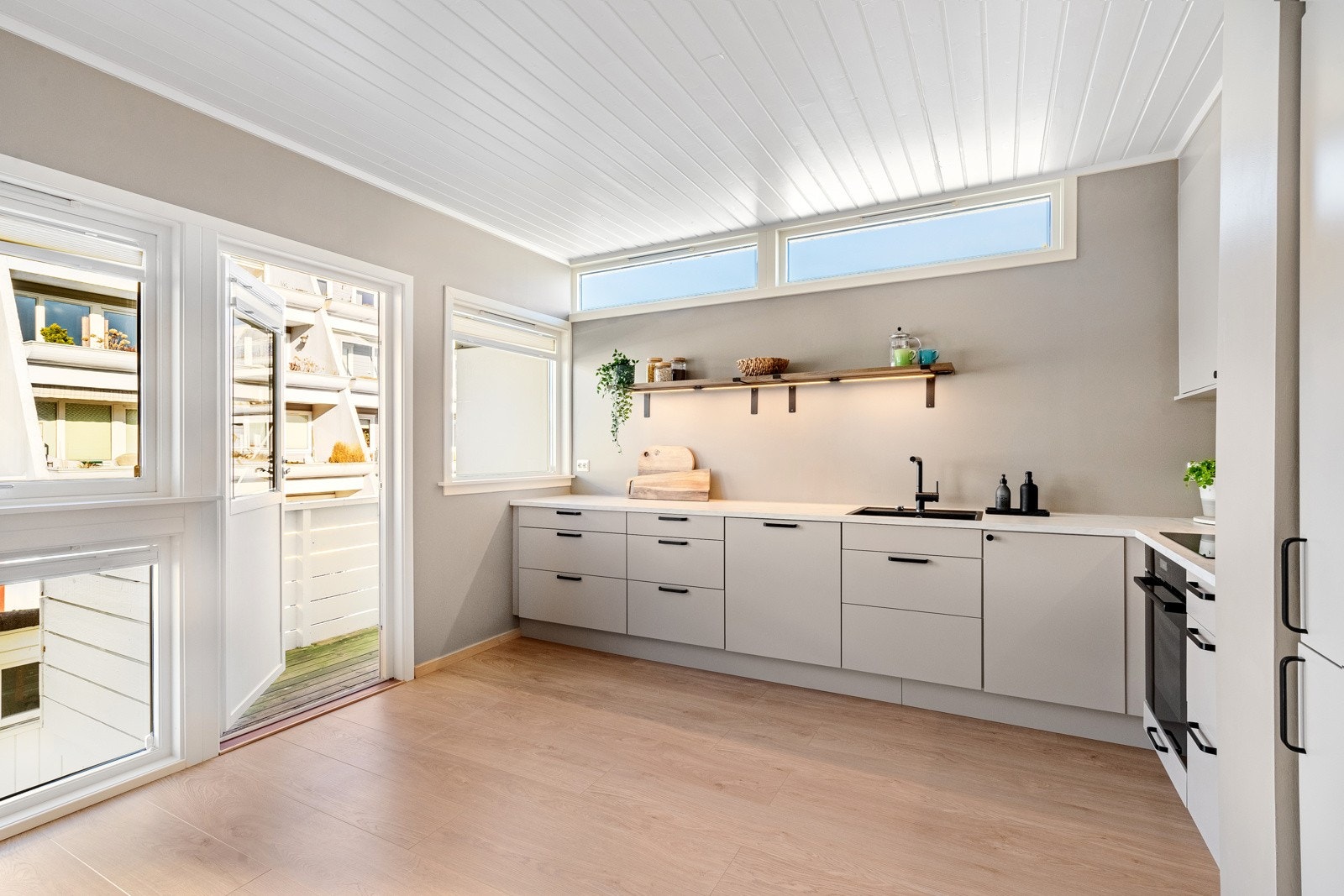 Lekkert kjøkken med god skap- og benkeplass. Galleribilde