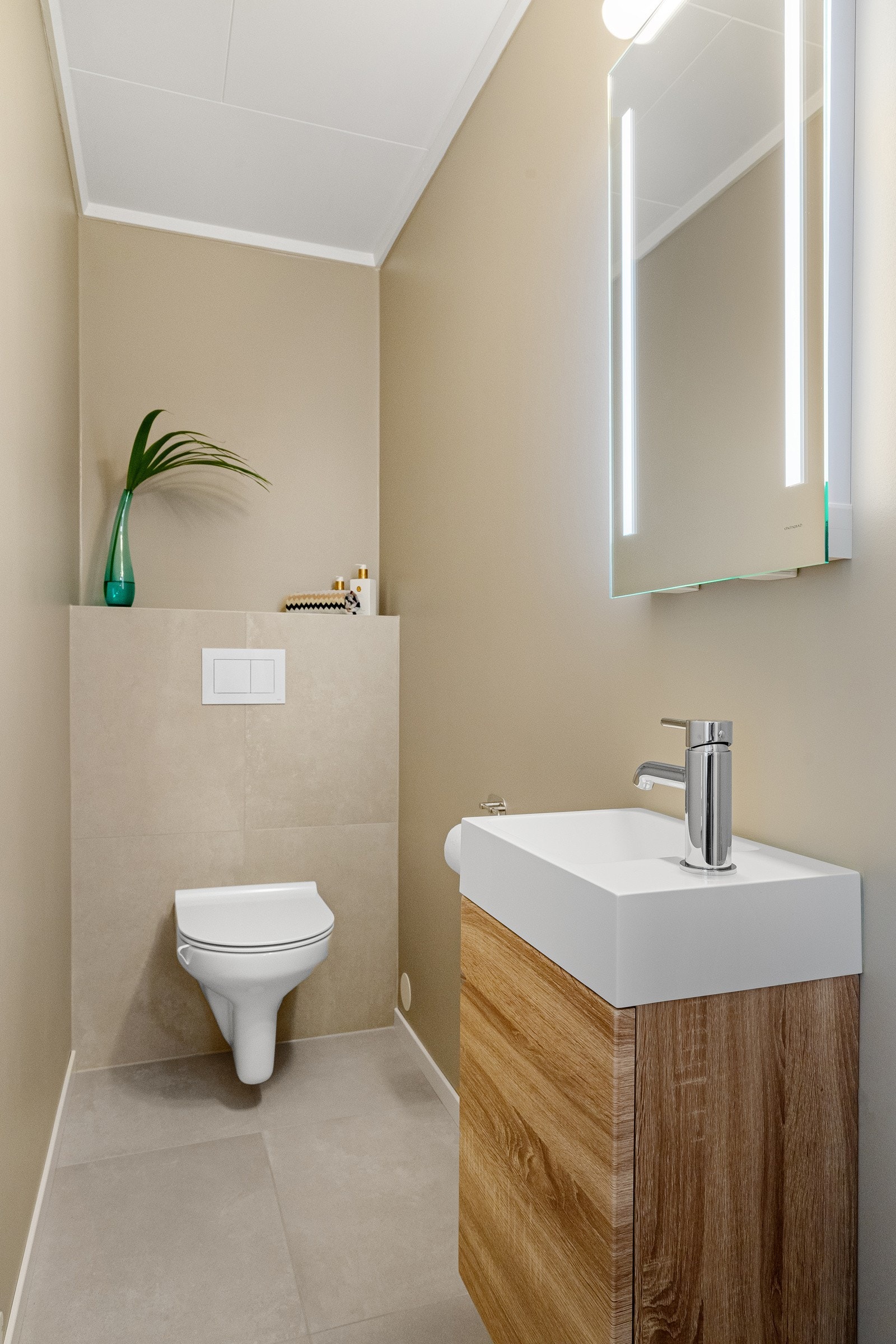 Toalettrom i samme lekre utførelse som badet. Galleribilde