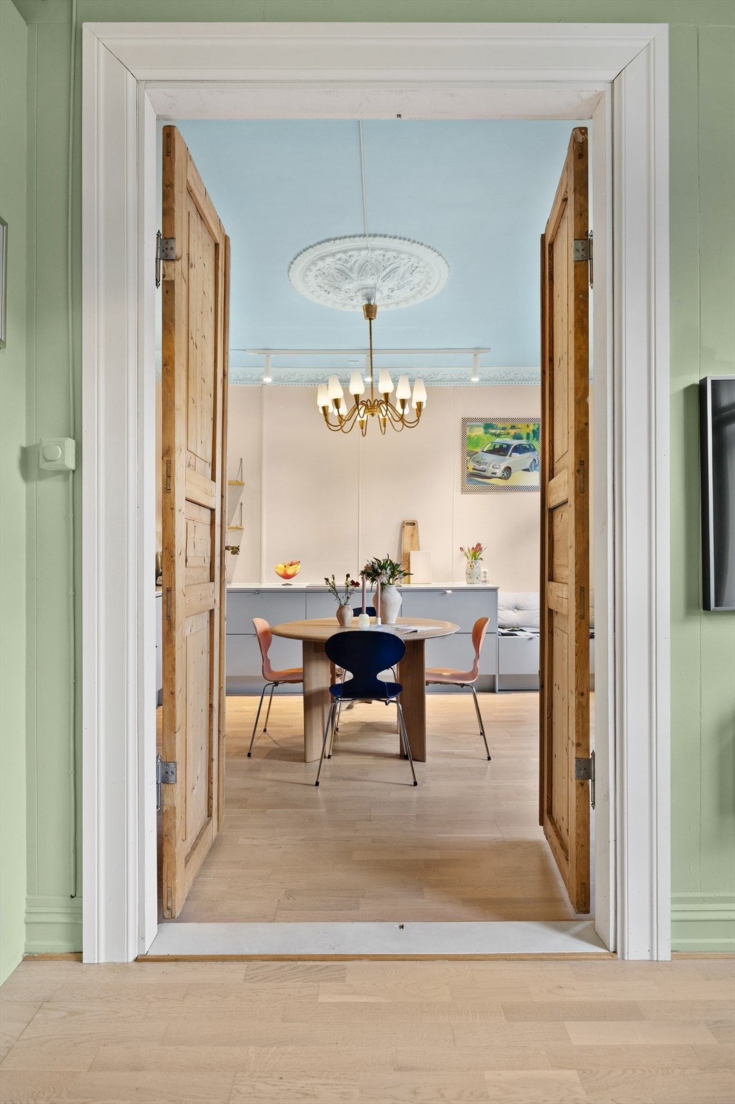 Via dobbeltfløyede tredører kommer du inn til kjøkken og spisestue. Galleribilde