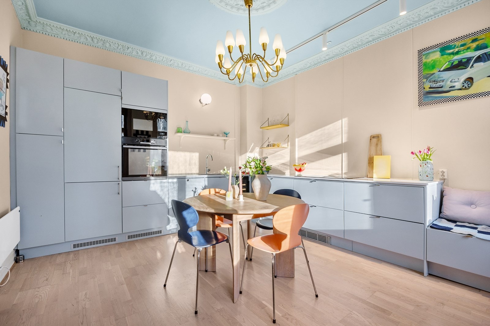 Den flotte Epoq-innredningen ble montert i 2022 og har slette fronter og nydelig benkeplate i komposittstein fra Nerostein. Galleribilde