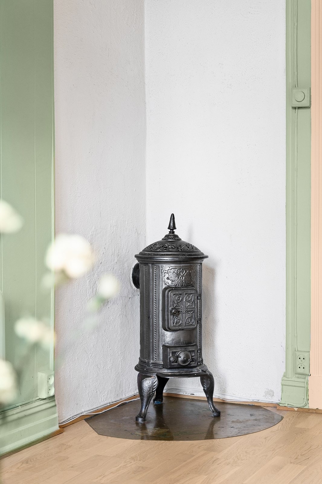 Klassisk vedovn i hjørnet sørger for ekstra varme og kos de kjøligere dagene. Galleribilde