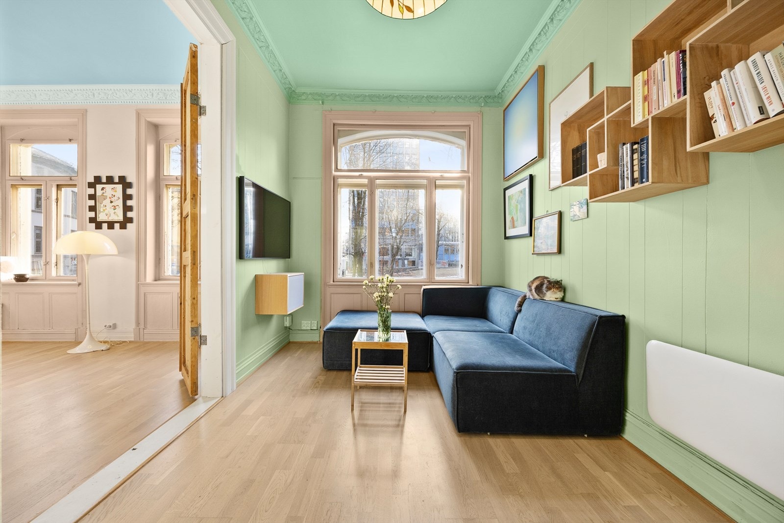 Med gjennomgående løsning og store vinduer oppleves stuen som lys og luftig. Galleribilde