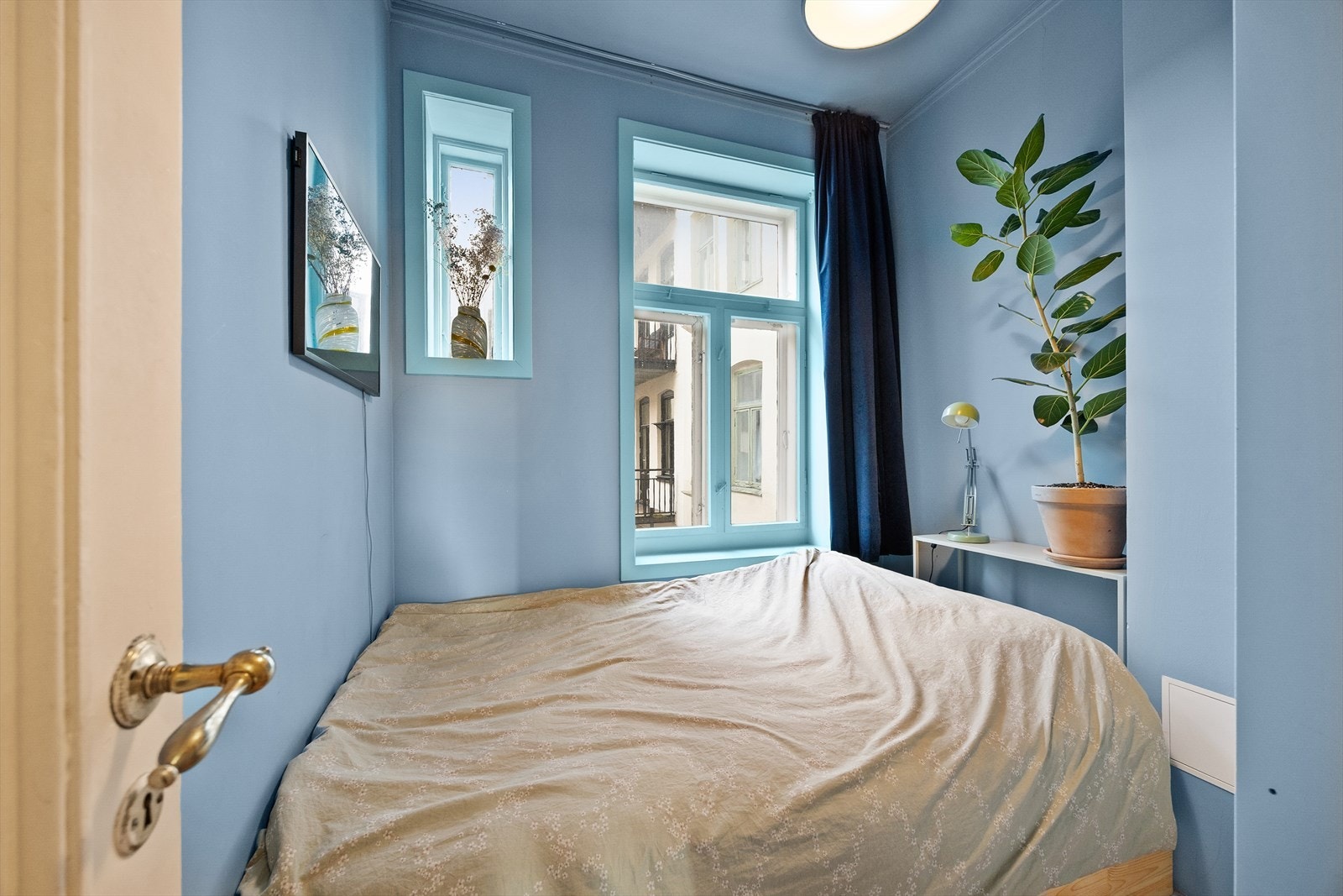 Soverom i sjarmerende farger. Sengen i dag er 140 cm, men det er plass til større seng ved å bytte om på garderoben. Galleribilde