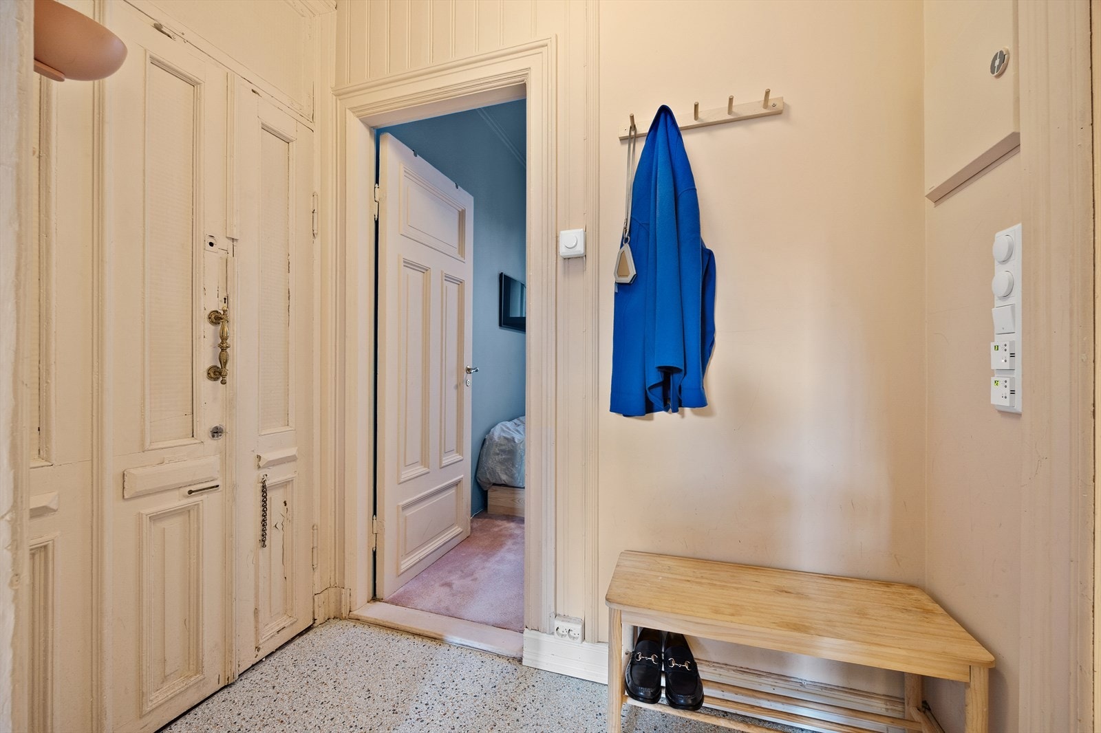 Her kommer du inn i en praktisk entré med varmekabler og beskyttende fliser på gulvet. Flisene er terrazzo-fliser importert fra Italia. Galleribilde