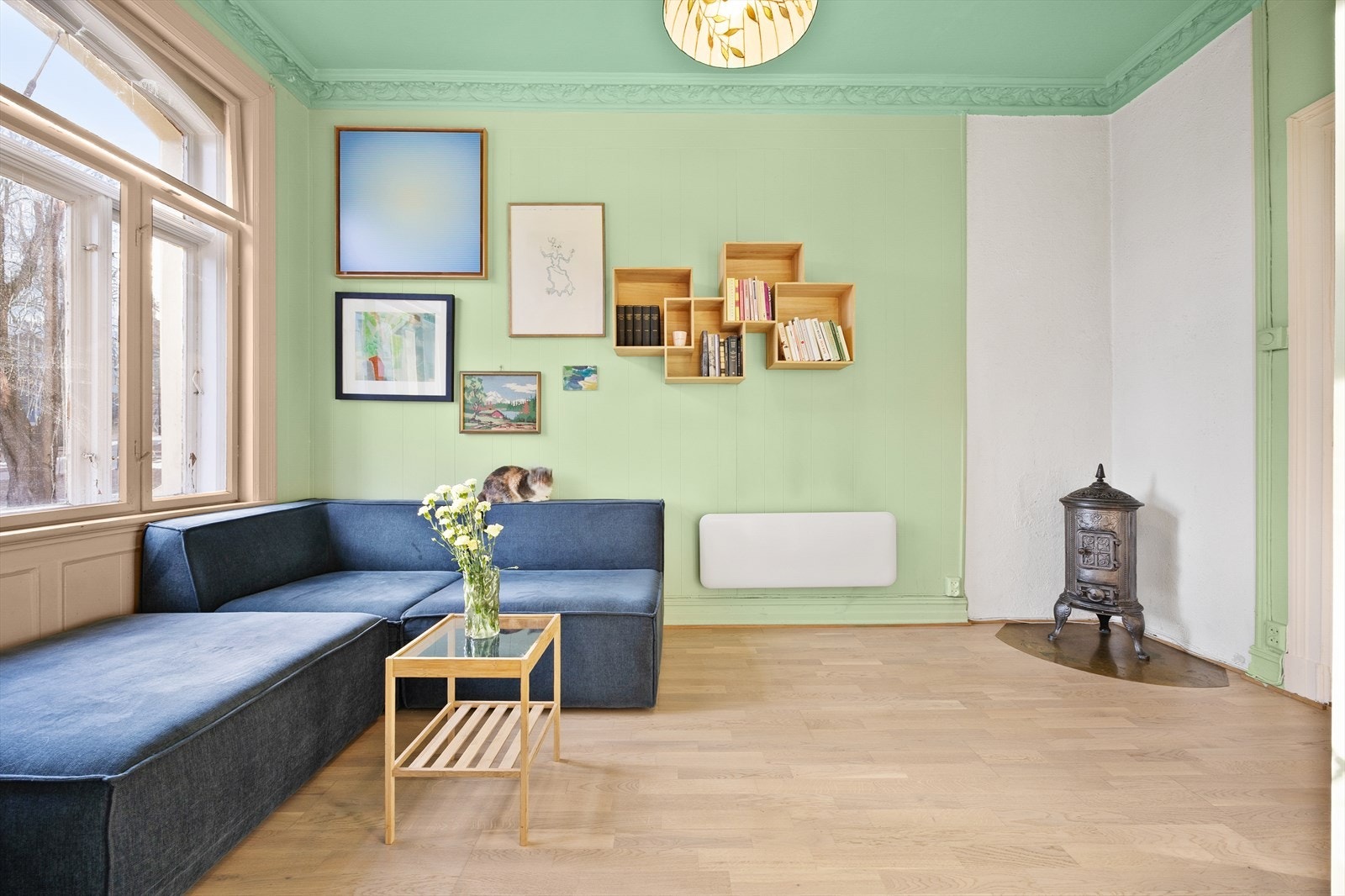 Du blir umiddelbart møtt av en gjennomtenkt og tiltalende stil, tegnet og fargesatt av designer Thea Fremo Amundsen (@couleur.oslo på Instagram). Galleribilde