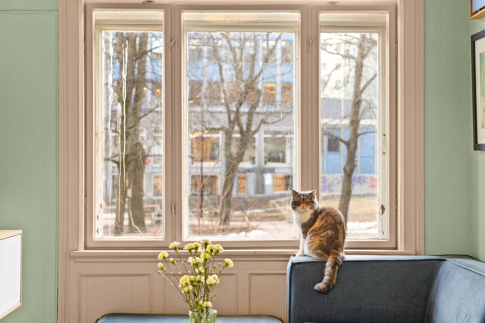 Store vinduer som slipper inn godt med lys og gir en bedre romfølelse. Vinduer er planlagt utskiftet gjennom borettslaget våren 2025. Galleribilde