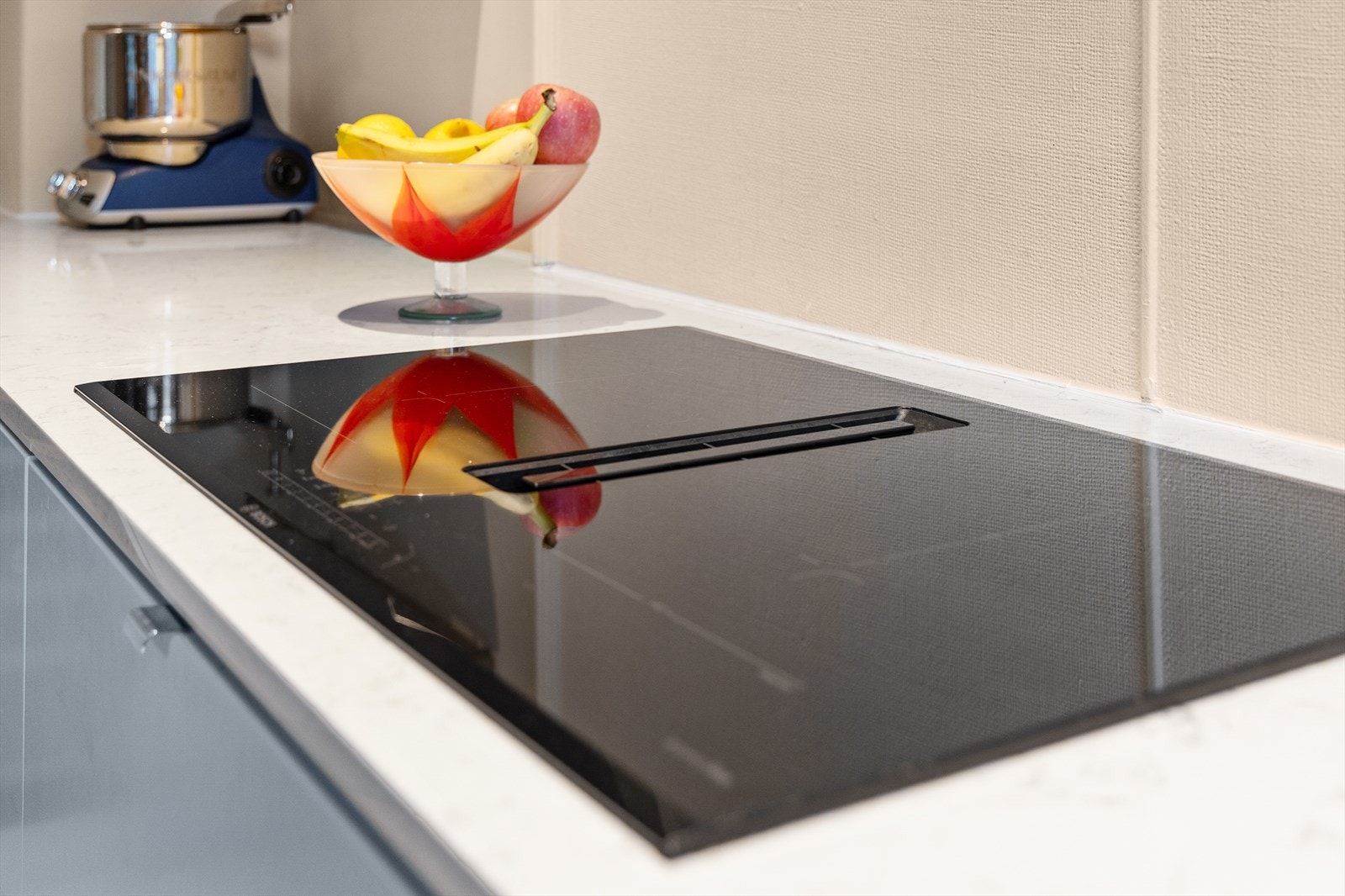 80 cm induksjonstopp fra Bosch med ventilasjonsvifte. Galleribilde