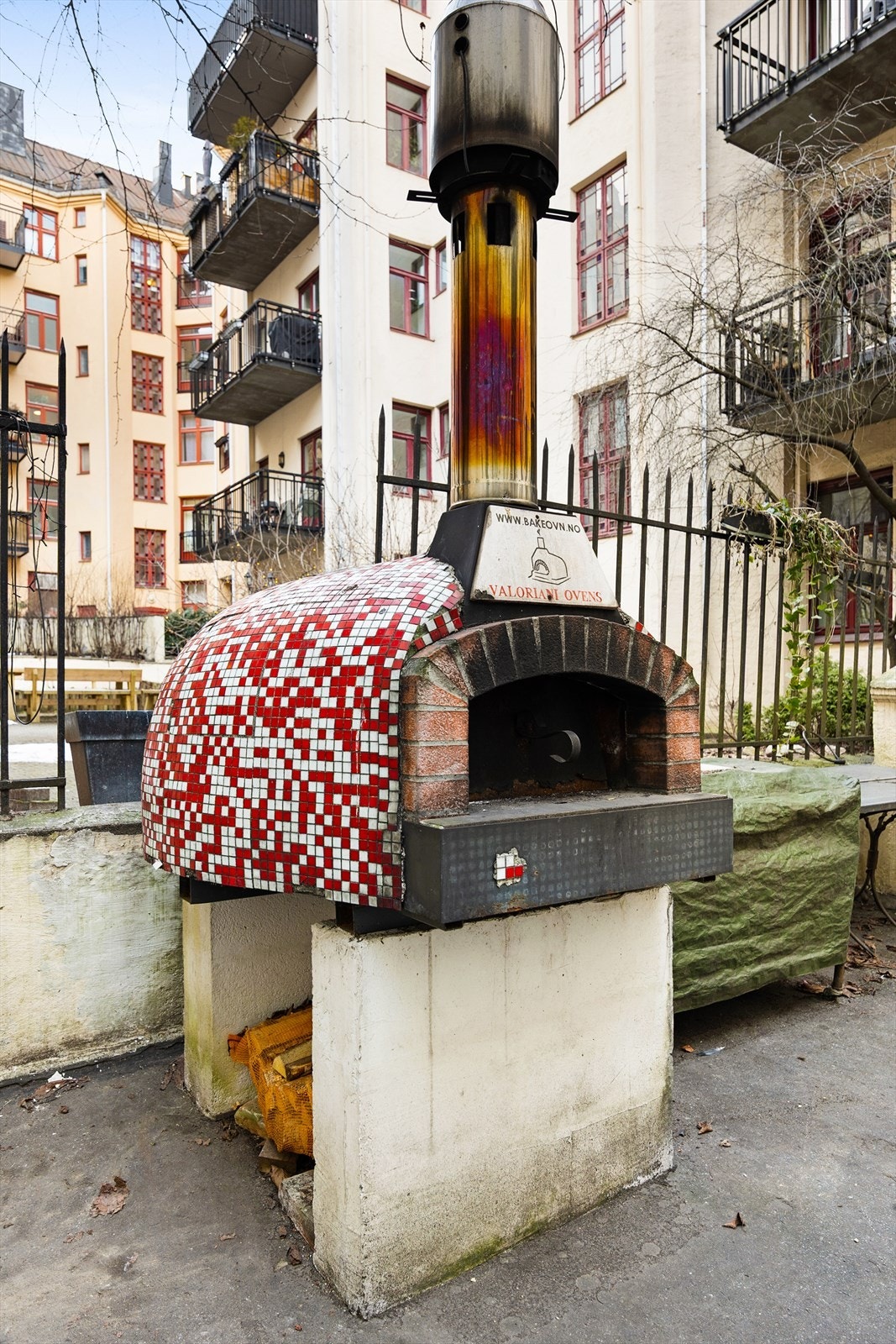 Utendørs pizzaovn for sosiale sammenkomster. Galleribilde