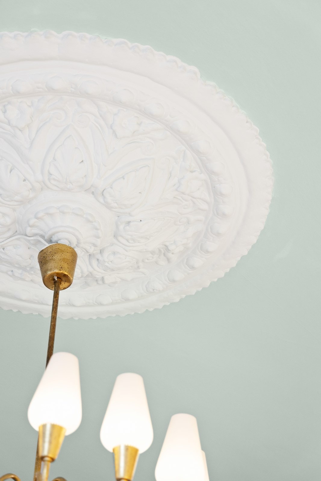 Leiligheten byr på vakre klassiske detaljer som originale takrosetter, stukkatur og himlingshøyde helt opp til 2.91 m. Galleribilde