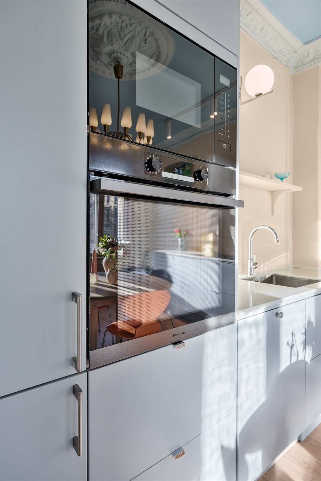 I innredningen er det integrerte hvitevarer som mikro og stekeovn i ståhøyde. Galleribilde