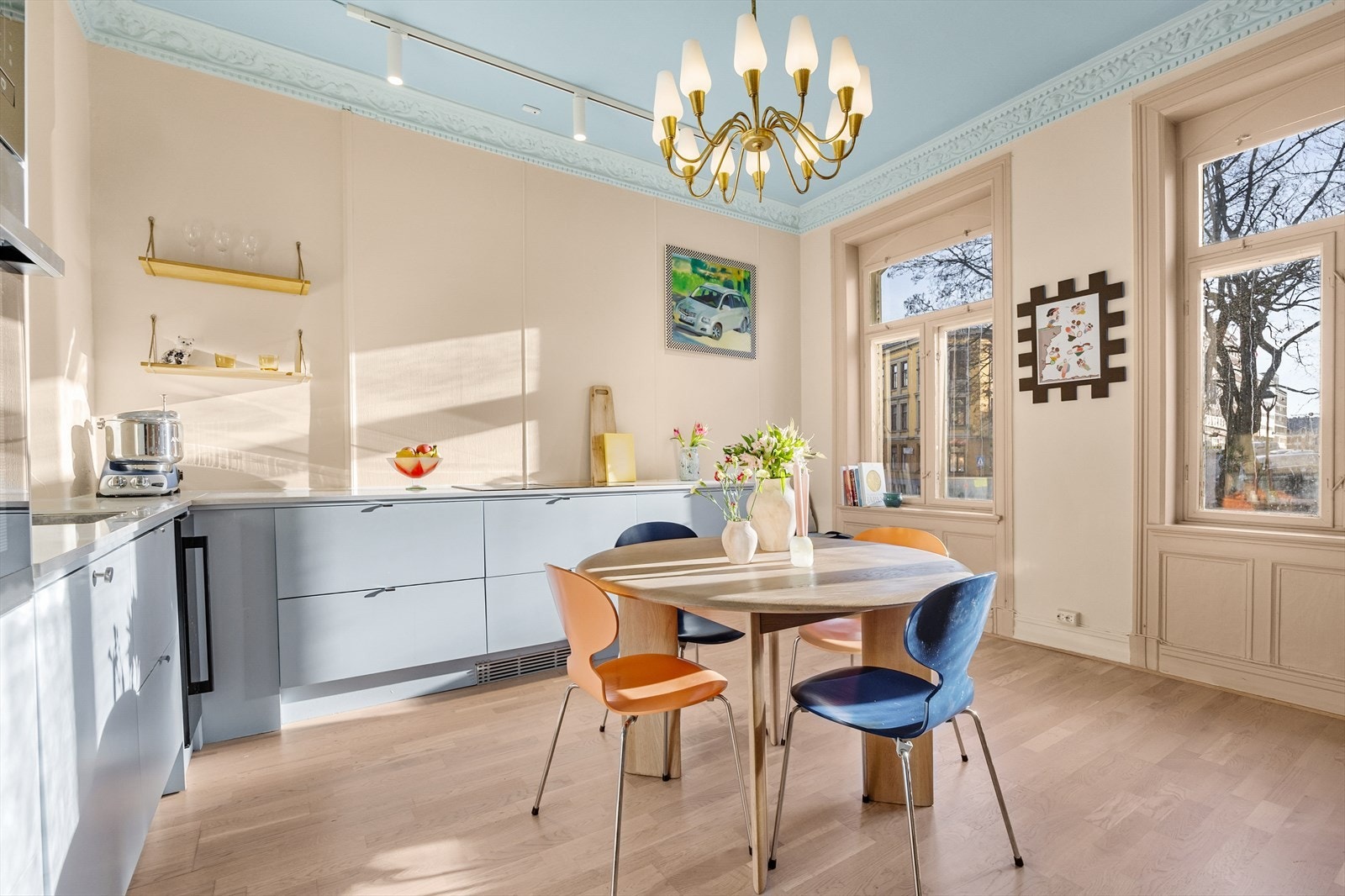 Kjøkkenet byr på rikelig med oppbevarings- og arbeidsplass. Galleribilde