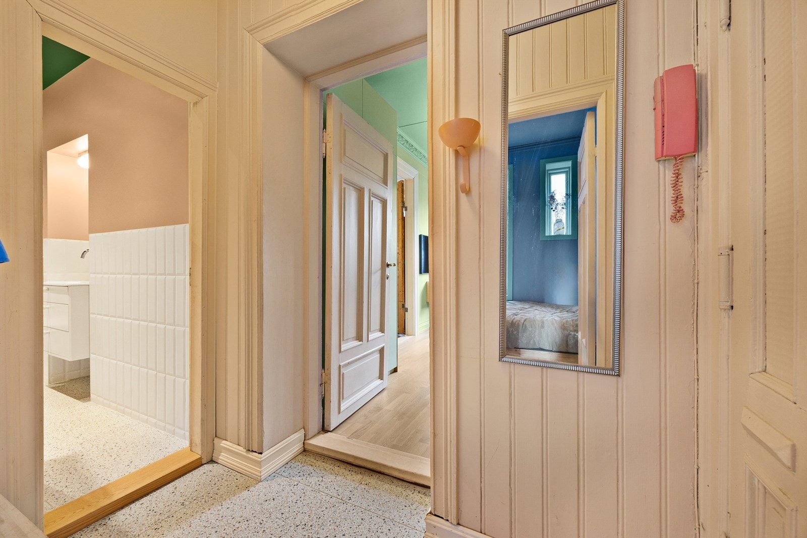 Lys gang med mulighet for oppbevaring. Galleribilde