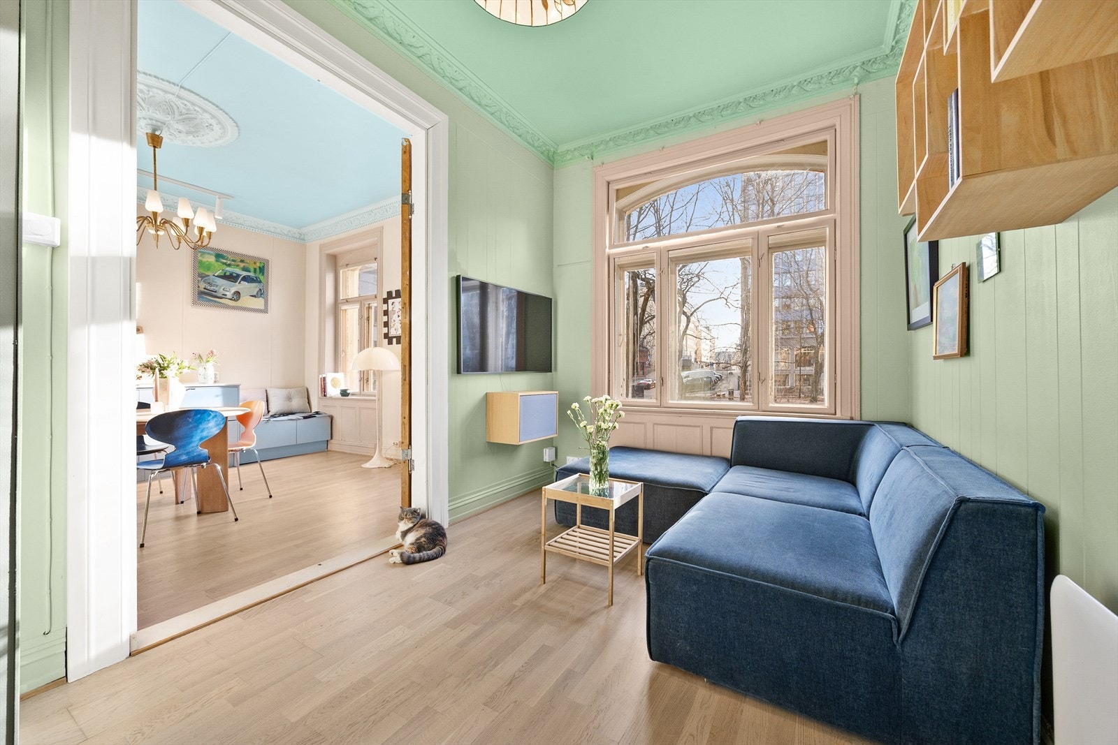 Romslig planløsning med mye lys. Under parkettgulvet ligger originalt tregulv. Galleribilde