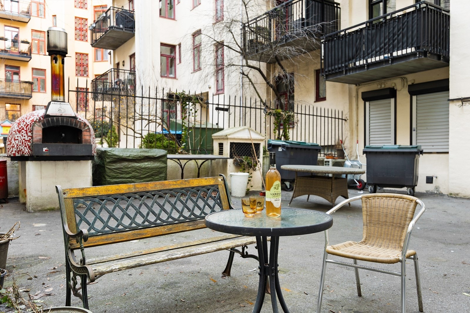 Koselig uteområde med bord og benk. Galleribilde