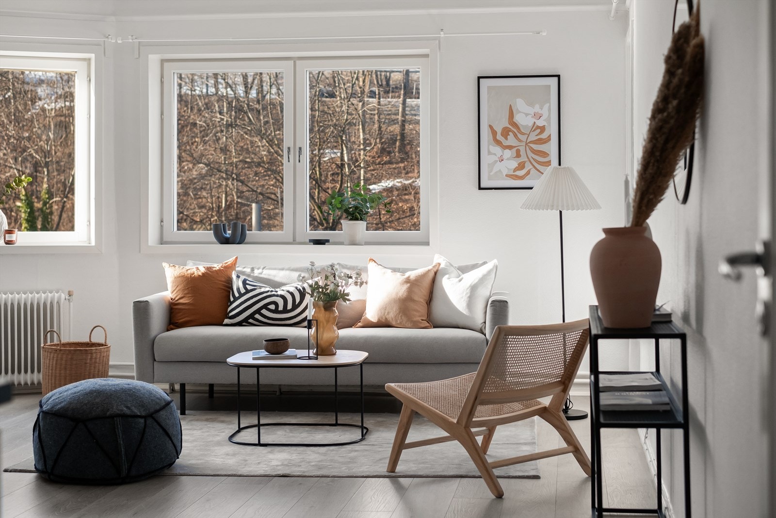 God plass til sofaseksjon med tilhørende møblement. Galleribilde