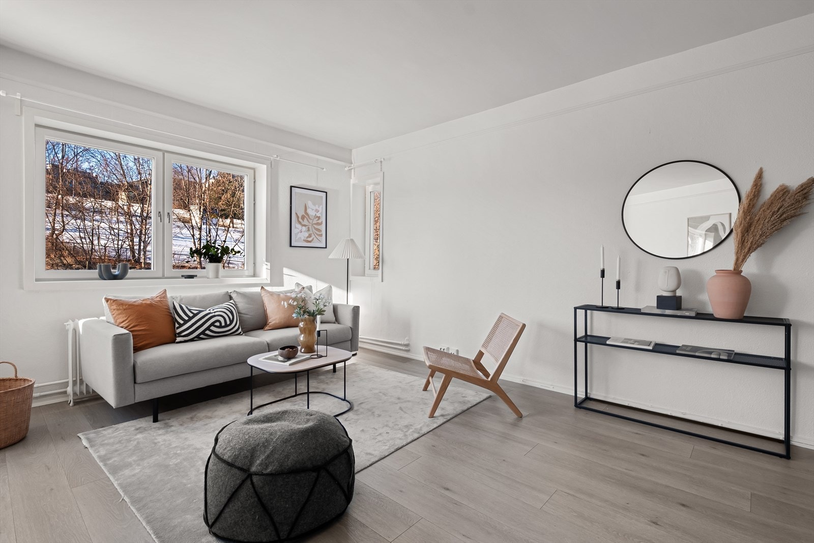 Romslig stue med store vindusflater som sikrer gode lysforhold. Galleribilde