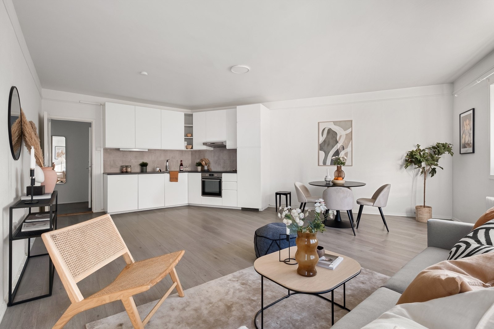 Åpen stue/kjøkkenløsning understreker en arealeffektiv planløsning. Galleribilde