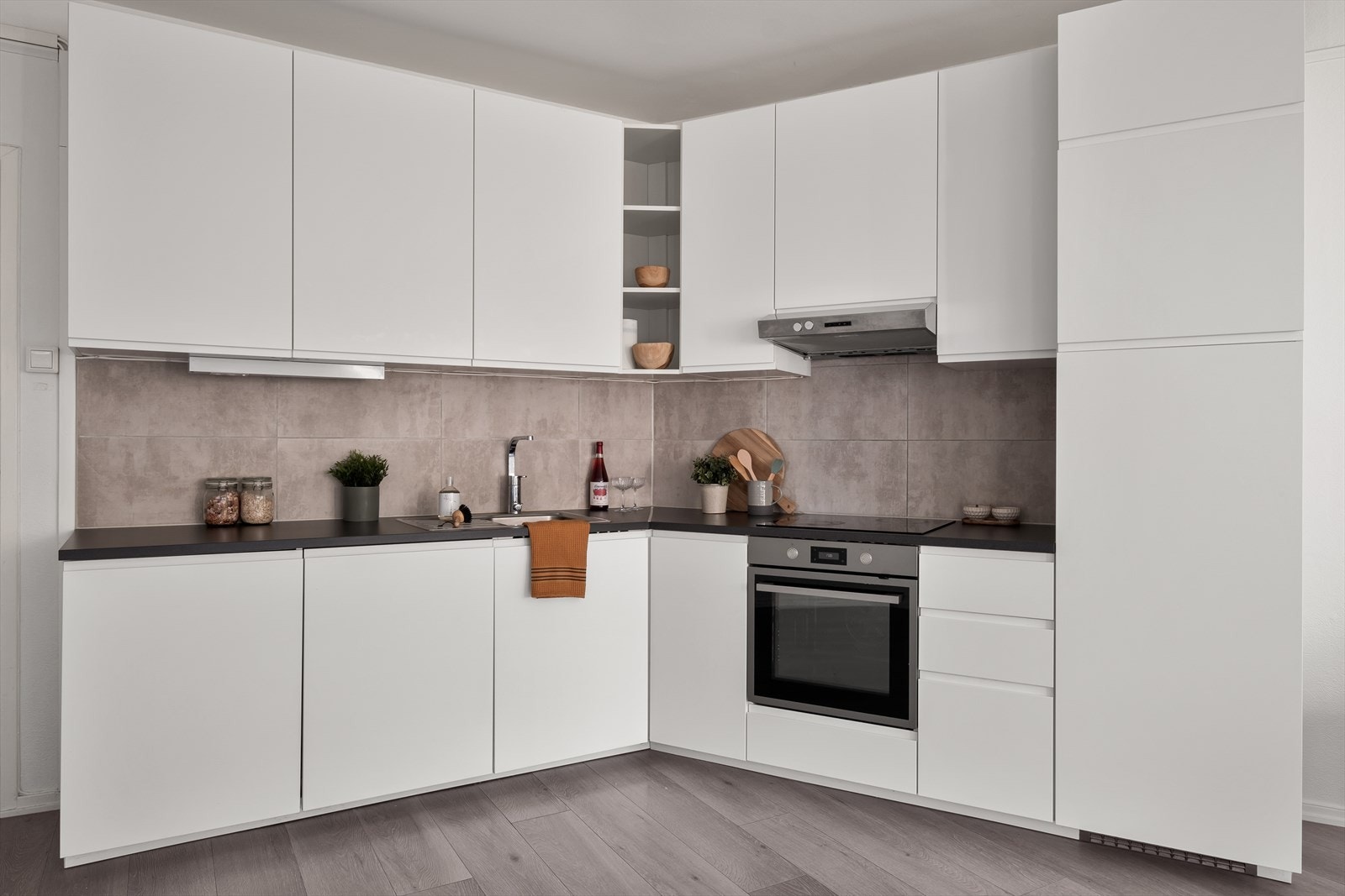 IKEA-kjøkken med integrerte hvitevarer. Galleribilde