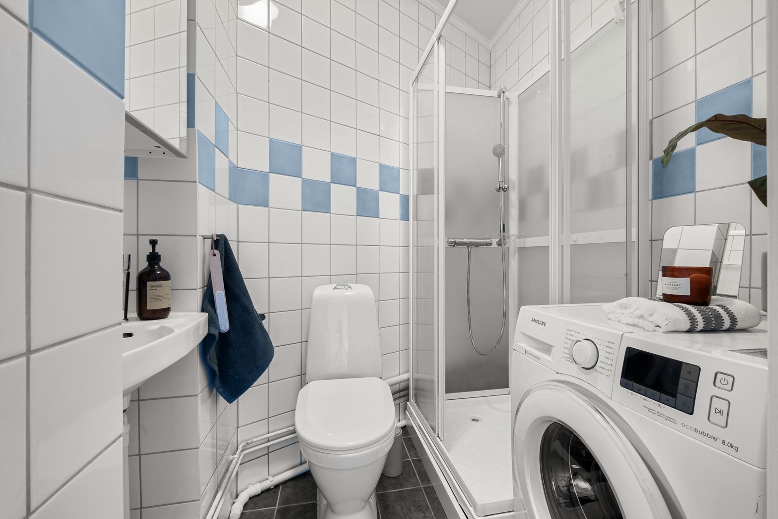 Flislagt baderom med opplegg for vaskemaskin. Galleribilde