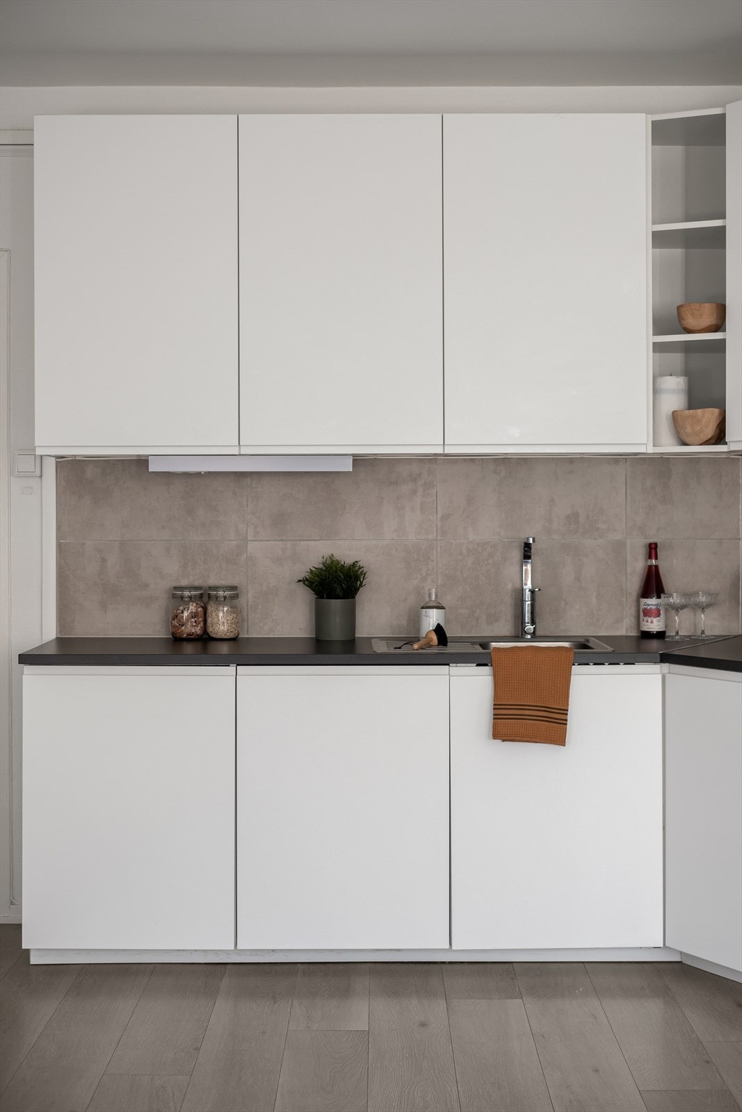 Godt med benk- og skapplass. Galleribilde