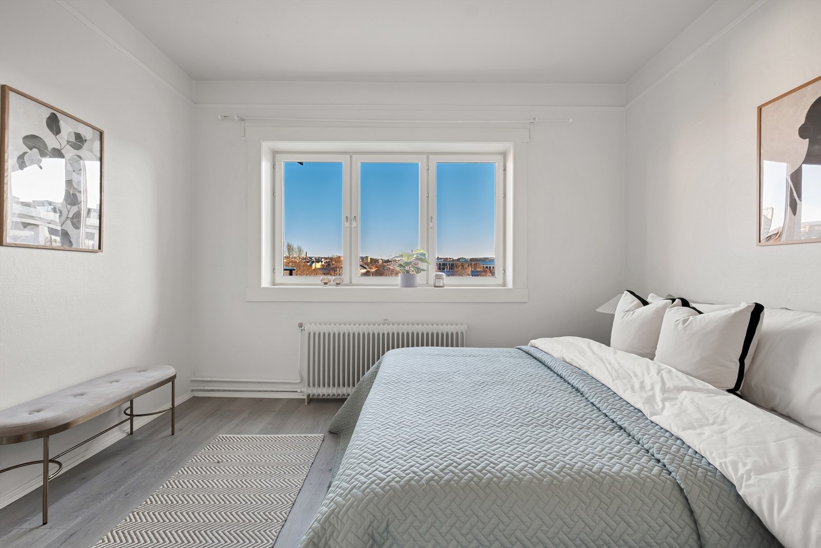 God plass til dobbeltseng med tilhørende nattbord. Galleribilde