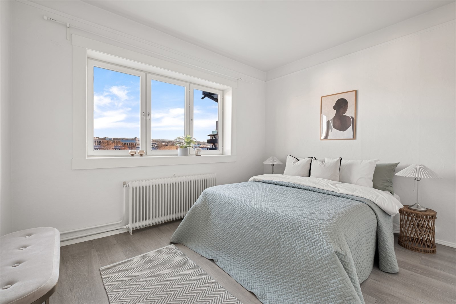 Romslig hovedsoverom. Begge soverommene vender mot rolig, indre gårdsrom. Galleribilde