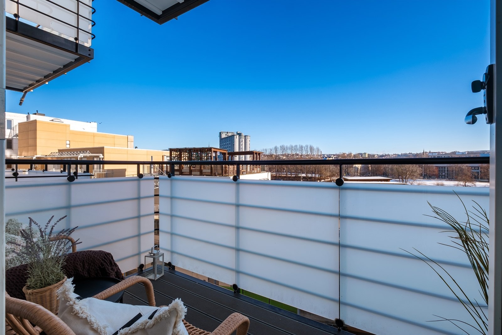 Leiligheten har 5 kvm balkong med flott utsikt. Det er kort vei til parker, offentlig kommunikasjon, dagligvarebutikker, servicetilbud m.m.. Populære Vulkan ligger i umiddelbar nærhet og tilbyr et bredt spekter av spennende matopplevelser! Galleribilde