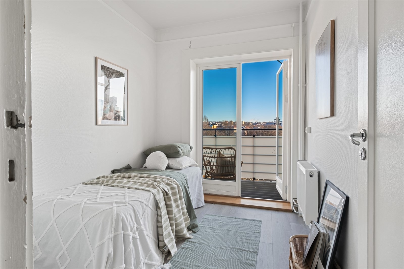 Fra rommet er det adkomst til balkongen med fantastisk utsikt! Galleribilde