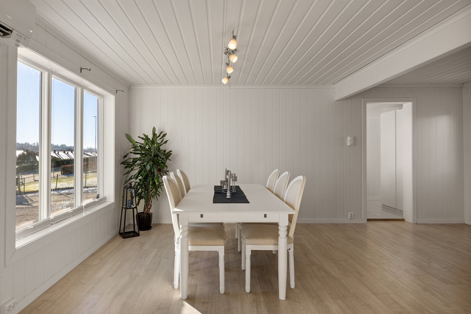 God plass til middagsgjester. Galleribilde