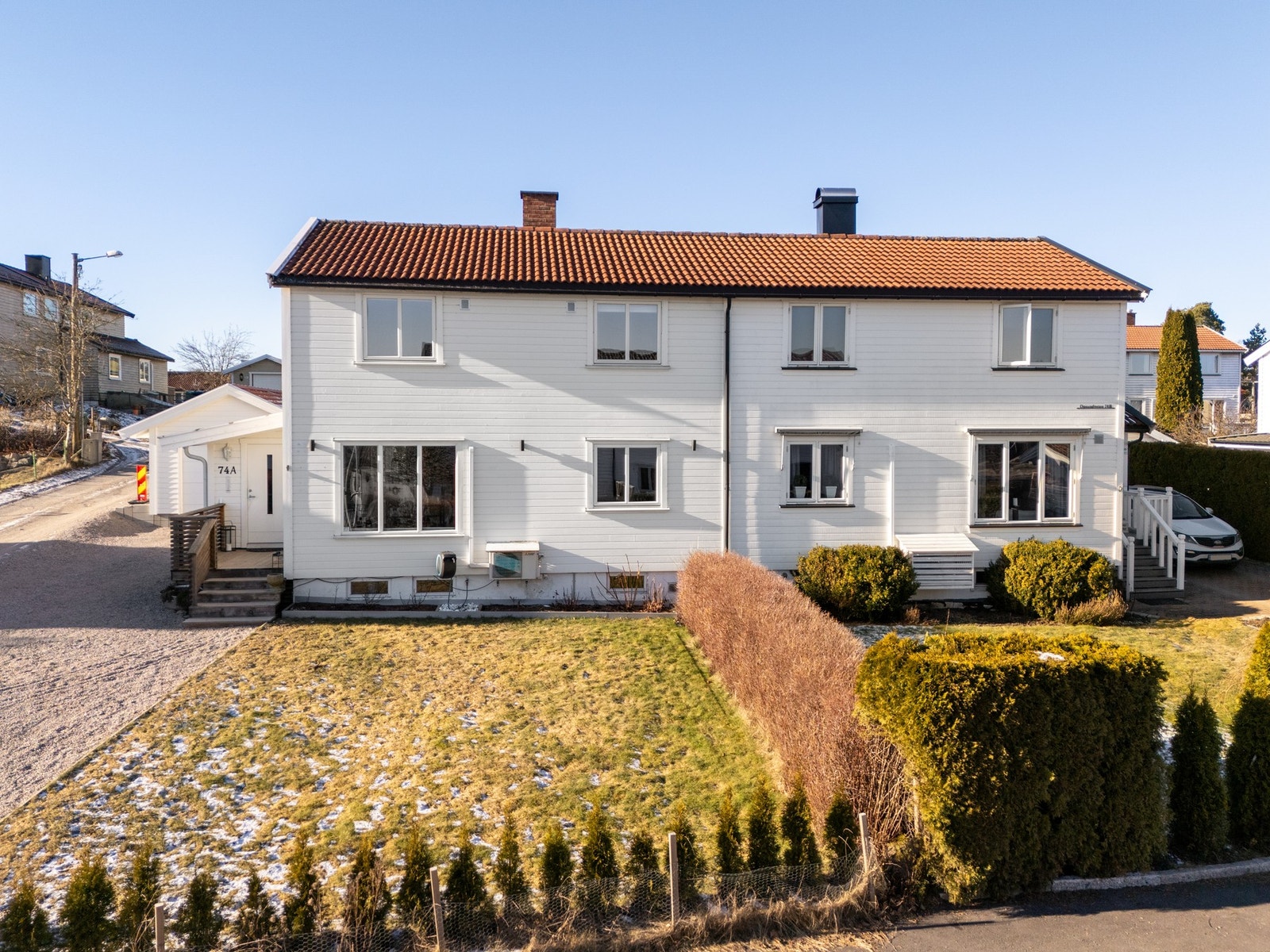 Eiendommen har en attraktivt beliggenhet i andre rekke mot Glomma, i grønne og idylliske omgivelser på Opsunds østside. Galleribilde