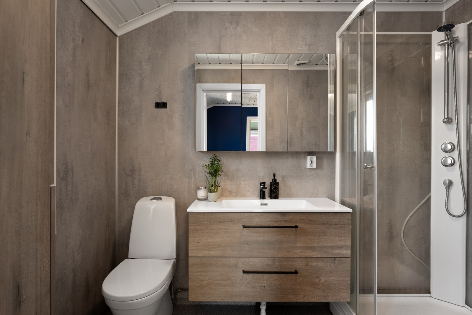 Baderommet har innredning med nedfelt servant, toalett og dusjkabinett. Galleribilde