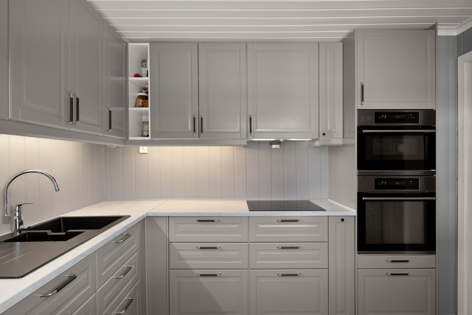 Kjøkkenet har innredning med profilerte fronter og benkeplaten av laminat. Det er integrerte hvitevarer som kjøl/fryseskap, oppvaskmaskin, komfyr, platetopp og micro. Galleribilde