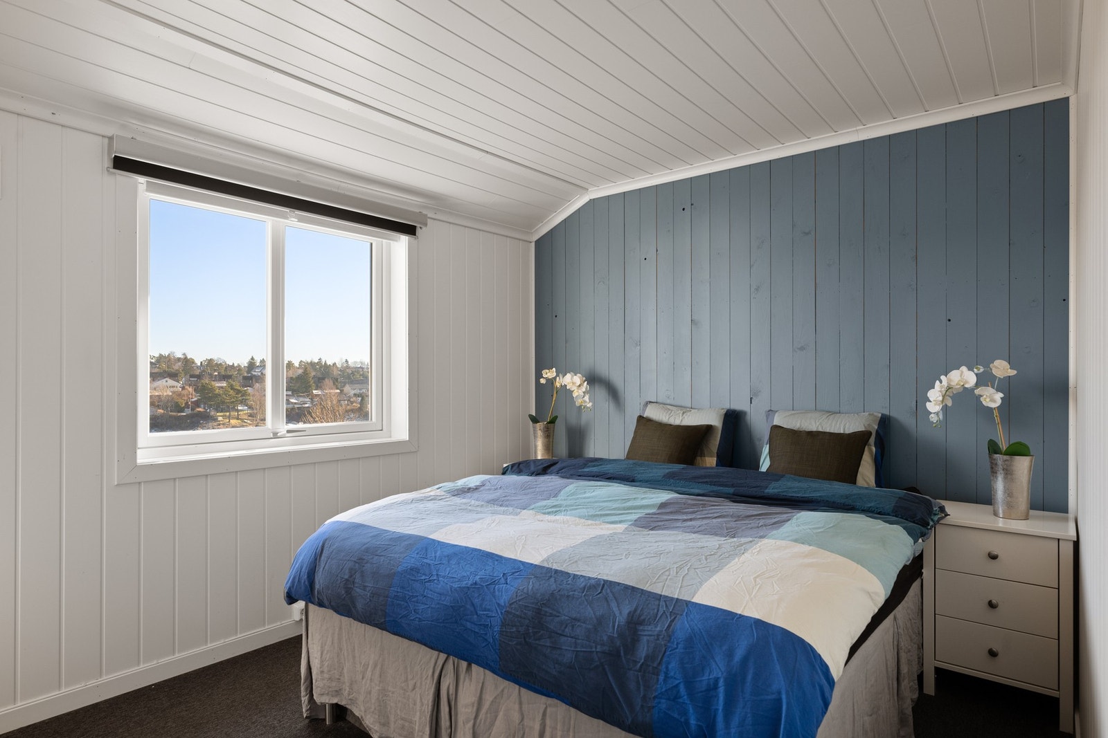 Boligen har tre soverom av god størrelse, og de ligger samlet i boligens 2. etasje praktisk tilknyttet baderommet. Galleribilde