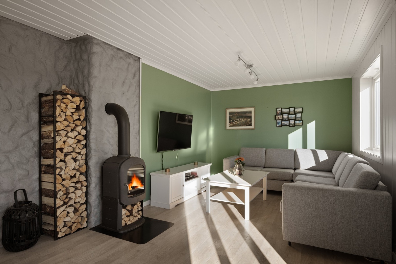 Boligen er jevnlig vedlikeholdt og holder en normal standard jamfør tilstandsrapporten. Galleribilde