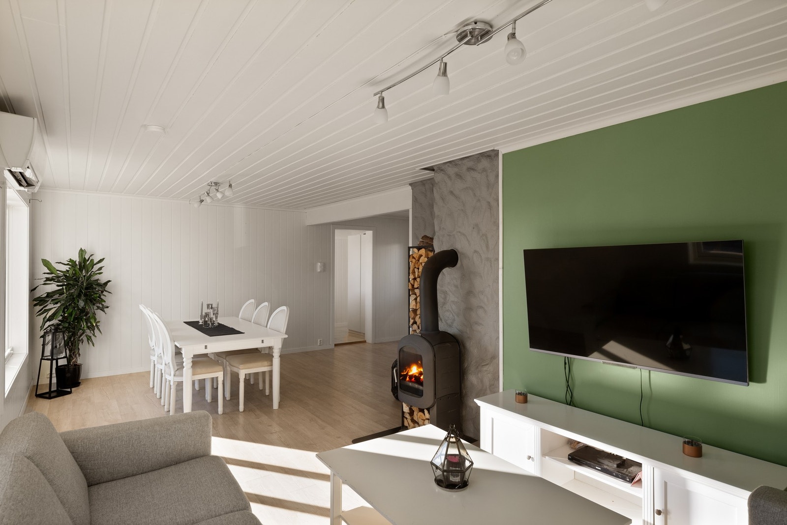 Det er plass til både sofagruppe og spisestue. Galleribilde