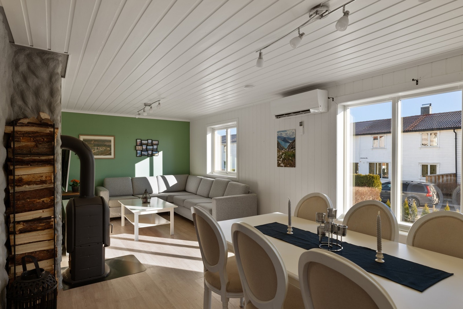 Stuen har store vindusflater, noe som sikrer godt med dagslys til rommet. Galleribilde