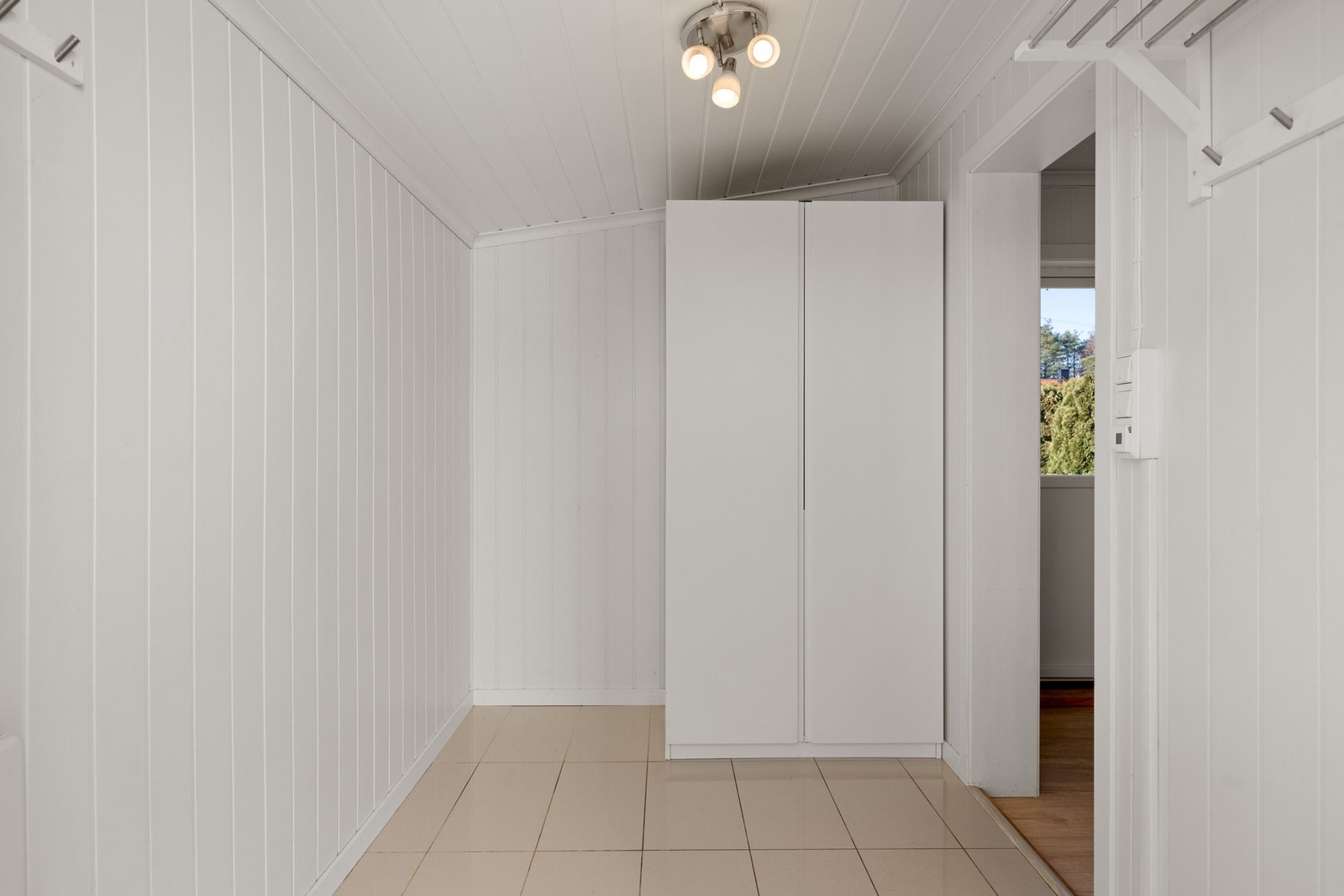 God plass til oppbevaring av yttertøy og diverse. Galleribilde